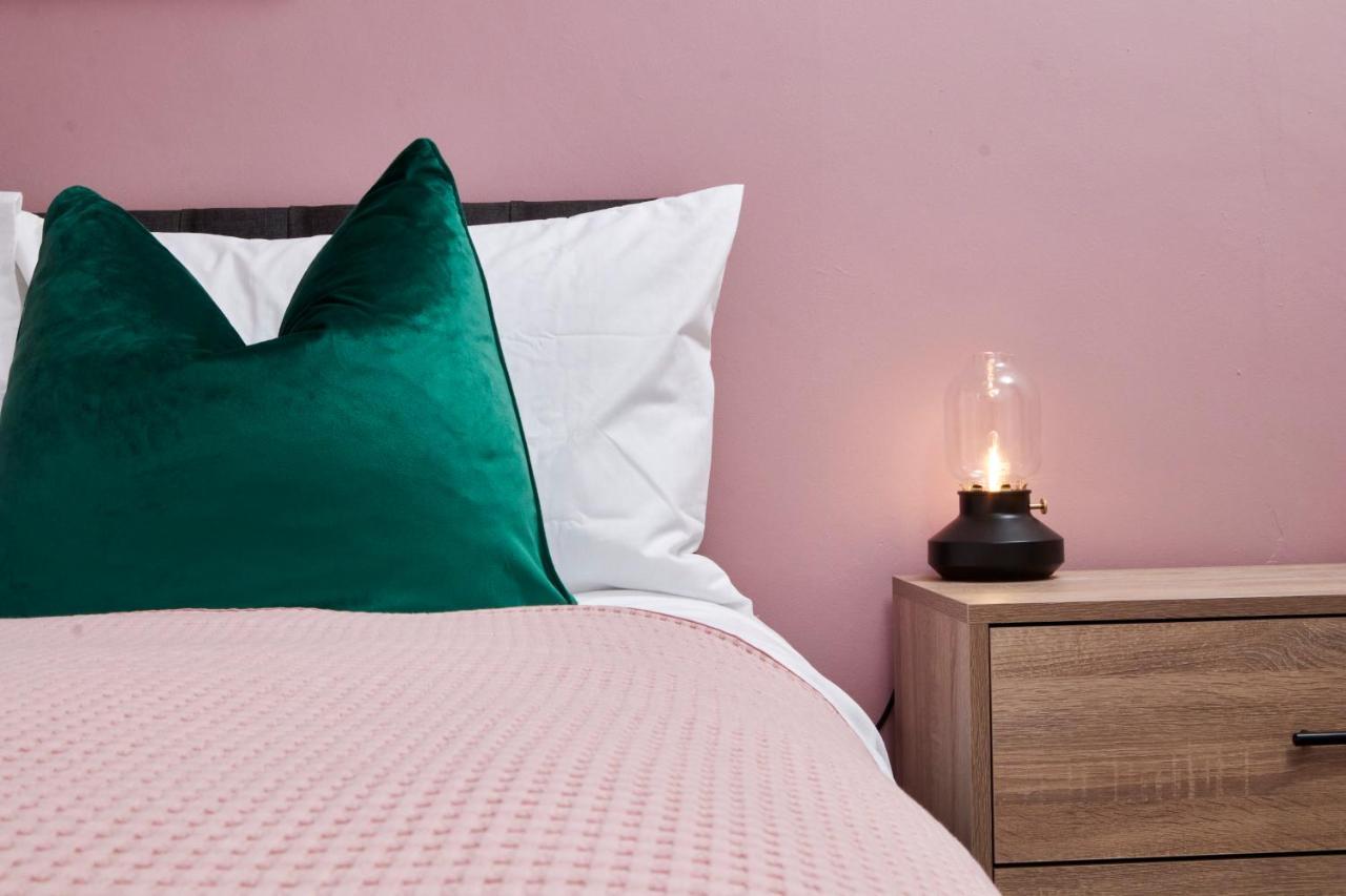 Stunning Two Bedroom Apartment By Purestay Short Lets & Serviced Accommodation Warwickshire With Parking Stratford-upon-Avon Eksteriør bilde